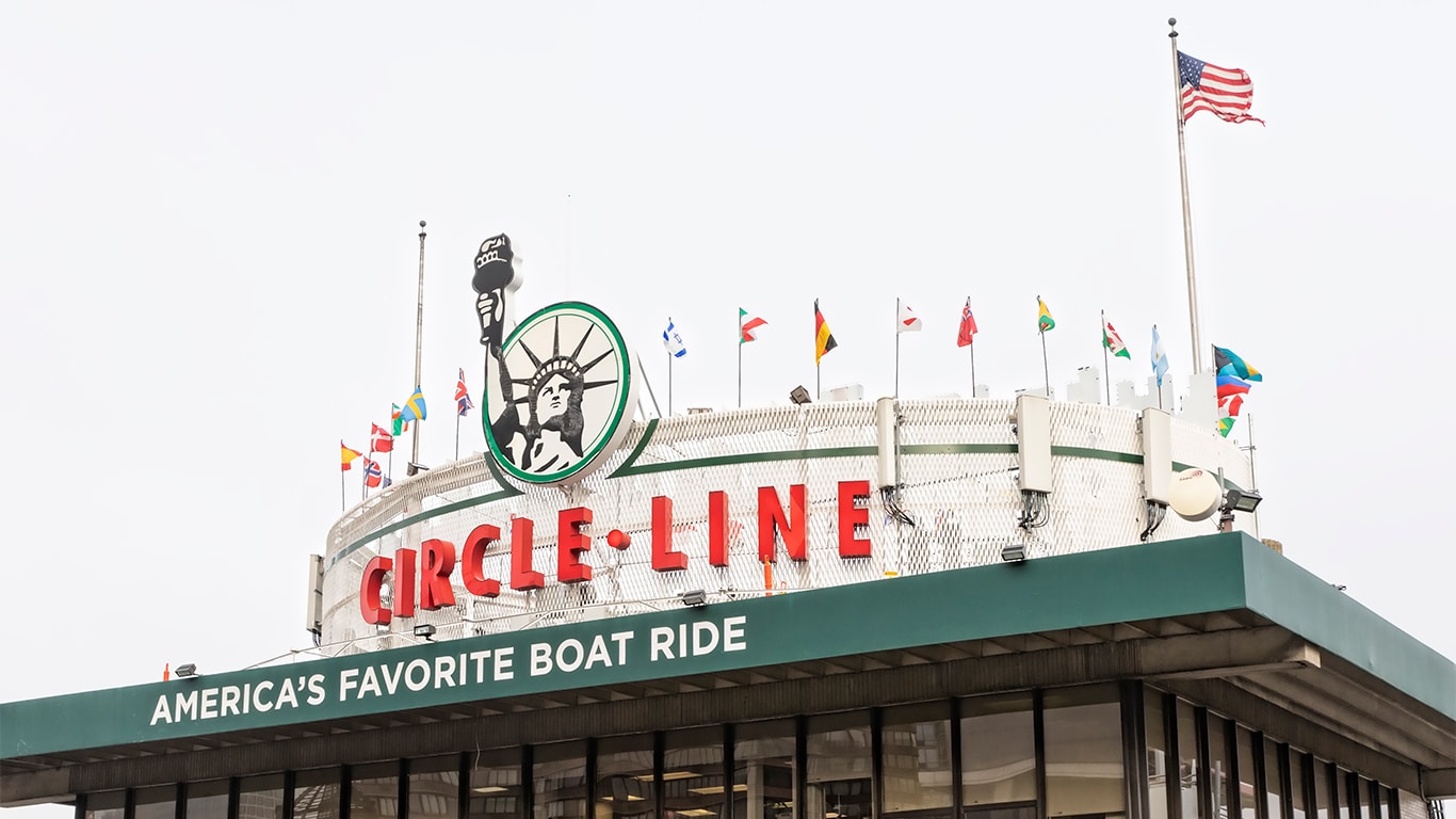 Les croisières touristiques de la Circle Line de New York offrent des services de tourisme, de transport et de restauration dans le port de New York.